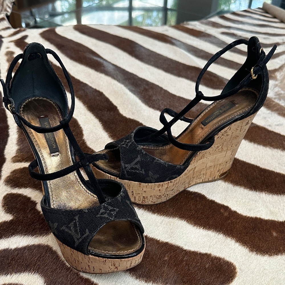 LOUIS VUITTON Black Wedge Sandals